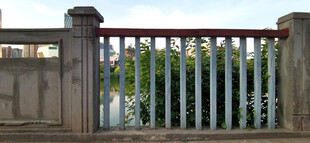 河岸金属围栏