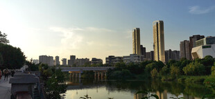 河畔城市风光