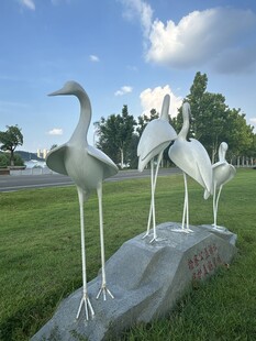 草地上的三只白鹭雕塑