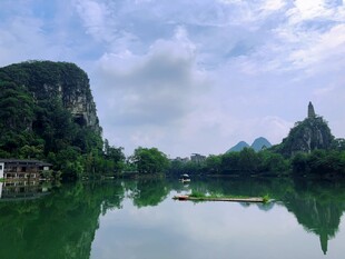 秀丽山水间的宁静风光