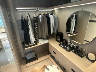 现代简约风步入式衣帽间