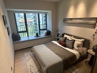 现代简约风温馨卧室空间