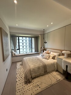 现代简约风格温馨卧室