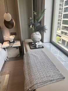 现代简约风卧室窗边一角