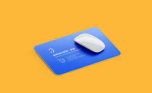 蓝色鼠标垫上的白色鼠标样机