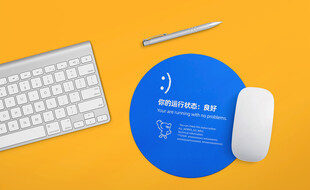 蓝色鼠标垫与办公设备样机