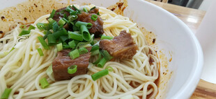 美味葱花干拌牛肉面