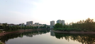湖畔城市风光