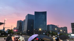 城市黄昏下的繁华街景