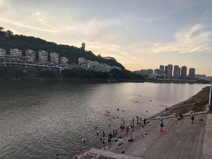 江边人群享受惬意时光