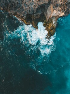 蓝色海域与礁石景观