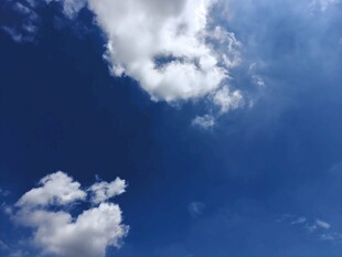 蓝天飘白云
