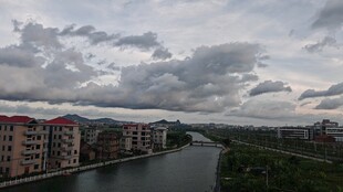河畔城镇风景