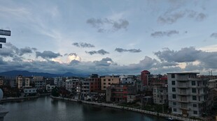 河畔城市风光