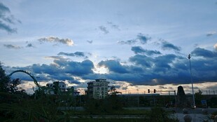 黄昏时分的天空与城市景观
