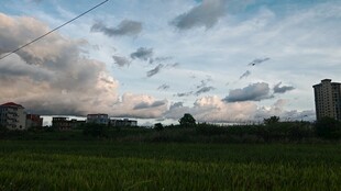田野上空的多云黄昏景色