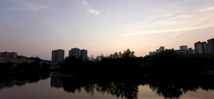 湖畔黄昏城市倒影美景