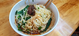 美味牛肉干拌面