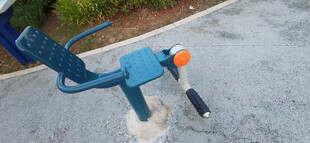 蓝色路面健身器材