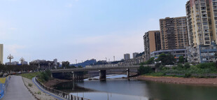 河畔城市风光
