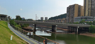 河畔城市风光美景