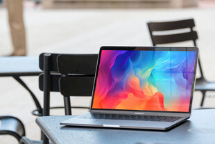 桌上的彩色屏幕笔记本电脑样机