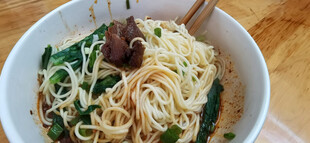 美味牛肉干拌面