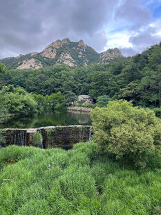 山间绿野风光