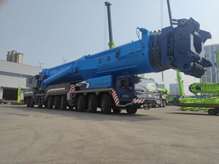 蓝色大型起重机停在场地