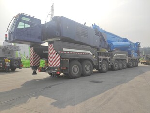 大型起重机停在户外场地