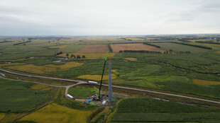 空中俯瞰风力发电场景