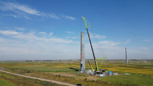 田野上的大型起重机作业