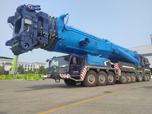 蓝色巨型起重机停于路面