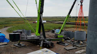 施工现场的起重机作业