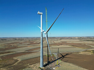 旷野中的大型风力发电机