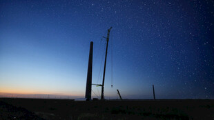 夜幕下的风力发电设施