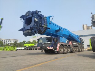 巨型蓝色起重机运输设备