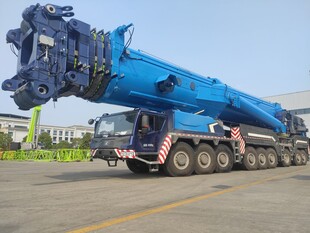 蓝色大型起重机停于路面