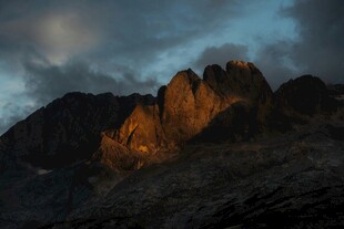 夕阳下的壮丽山峰