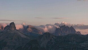 壮丽山景与天边云霞
