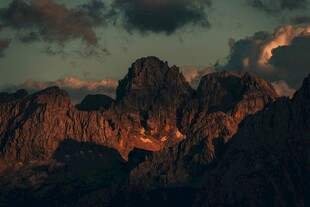 夕阳下的壮丽山峰
