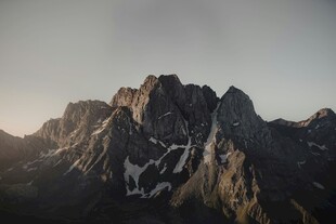 壮丽山峰日出美景