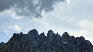 巍峨山峦与天际云层
