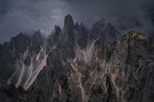 云雾缭绕的巍峨群山
