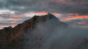 云雾缭绕的壮丽山峰