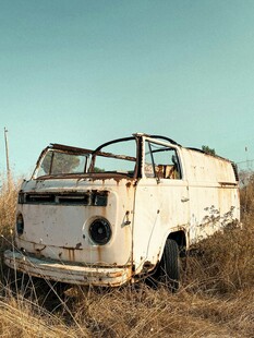 废弃田野中的老旧面包车