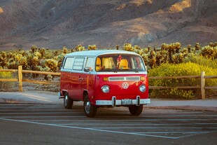 公路上的复古红色面包车
