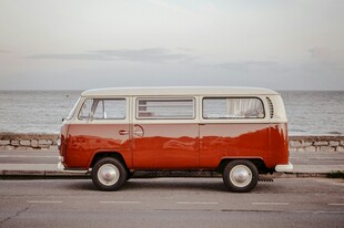 海边复古红白面包车