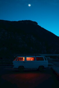 月夜下的露营车