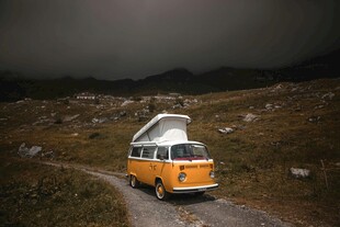 荒野中的复古露营面包车